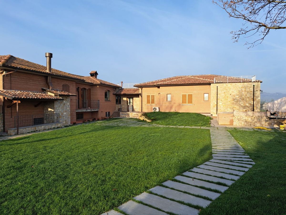 Area relax con piscina a sfioro dell'Agriturismo A Casa Mia Gubbio