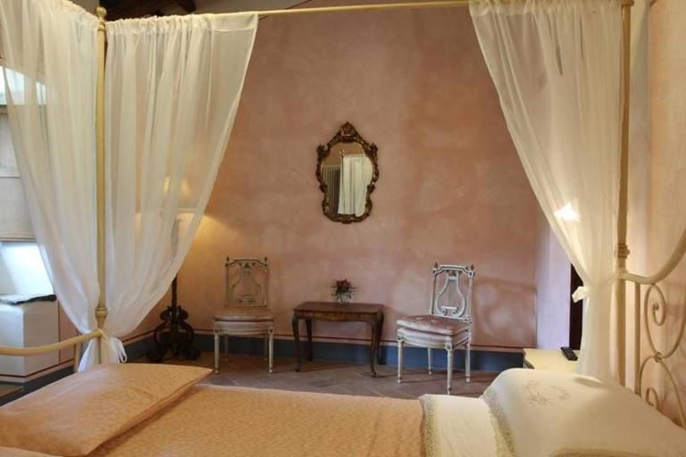 Particolare camera ospiti all'Agriturismo Casale La Palombara