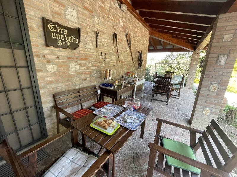 Portico con angolo relax e attrezzi rurali del B&B C'Era Una Volta a Perugia