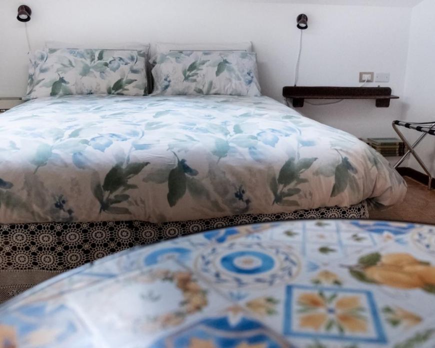 Camera Orchidea mansardata con angolo caffè del B&B C'Era Una Volta