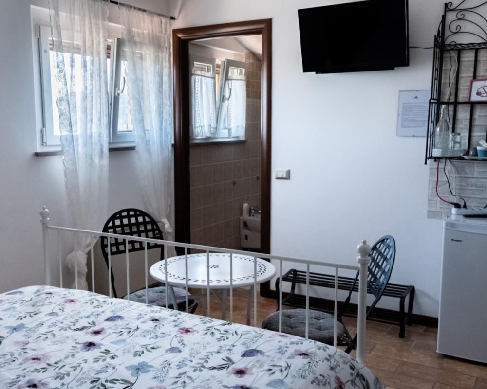 Camera Peonia con letto in ferro battuto del B&B C'Era Una Volta
