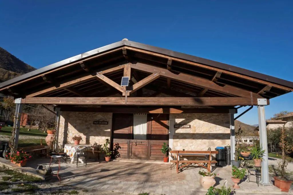 Sala ristorante esterna dell'Agriturismo Santa Serena