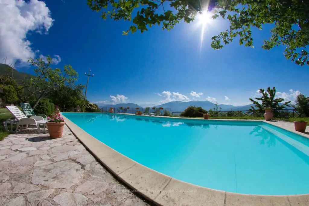 Piscina panoramica dell'Agriturismo Santa Serena con vista sulla Valnerina