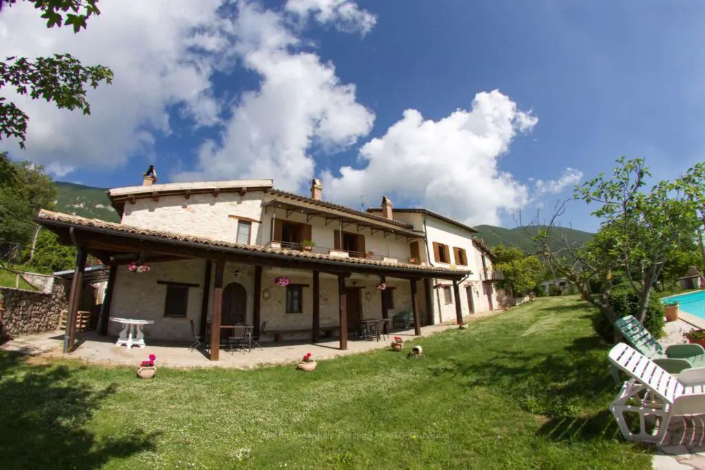 Agriturismo Santa Serena immerso nel verde della Valnerina