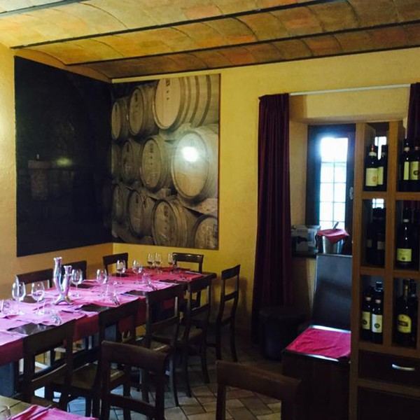 Sala interna con tavoli di Hazienda Ristorante Cafe'
