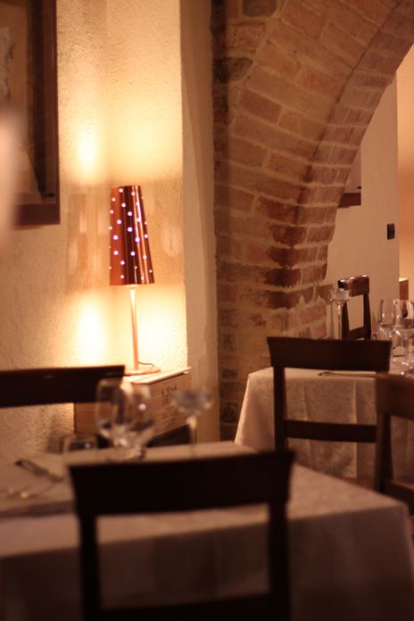 Sala cena con camino a vista di Hazienda Ristorante Cafe'